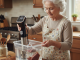 Bác gái hạnh phúc khi nấu ăn bằng máy sous vide ffe